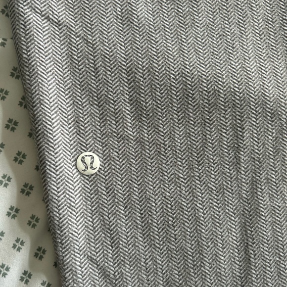 Gorgeous gently used Lululemon cropped stretch drawstring, trousers. - Picture 3 of 5
